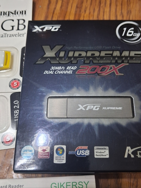 Card Reader And Assorted Flash Drives - Picture 6 of 6